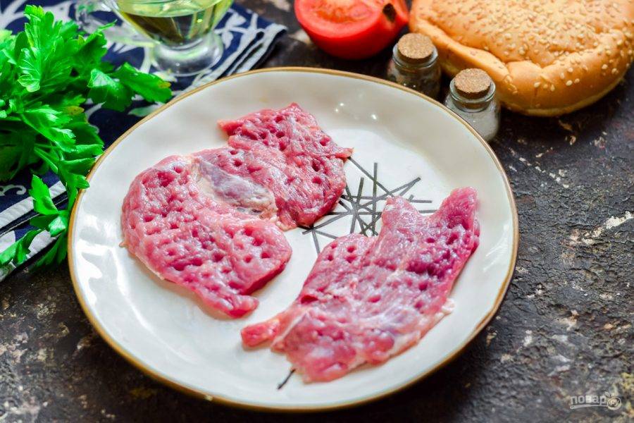 Свинину нарежьте кусочками, отбейте кухонным молотком, посолите и поперчите.