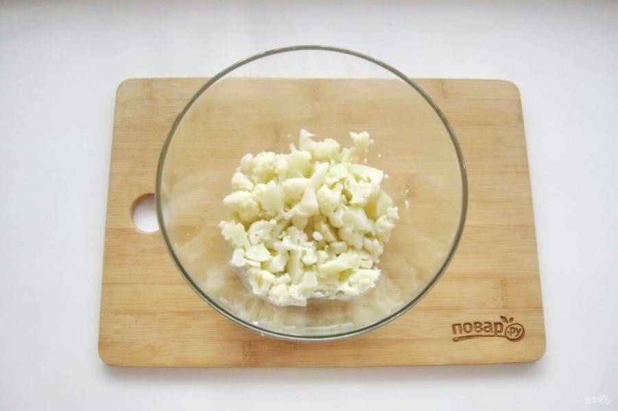 Нарежьте капусту не очень мелко и выложите в салатник.