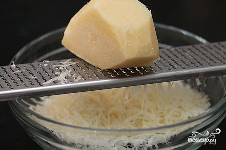 4. Последний штрих, без которого не возможен рецепт приготовления грибной пасты - это сыр. Натрите его на терке. Немного добавьте сразу на сковороду, а часть оставьте для подачи. 