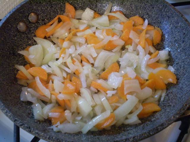 Обжарьте до готовности лук и морковь.