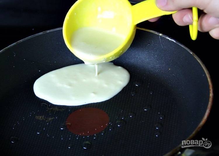 4.	Разогрейте сковороду со сливочным маслом, вылейте около 0,25 стакана теста и распределите по всей поверхности.