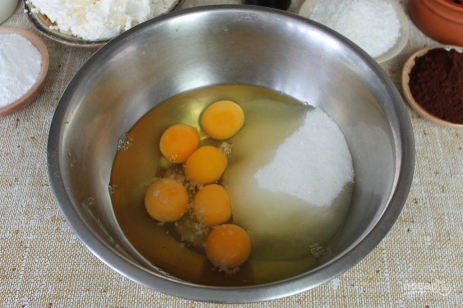 В миску насыпаем сахар, добавляем яйца и соль. Взбиваем до пены.