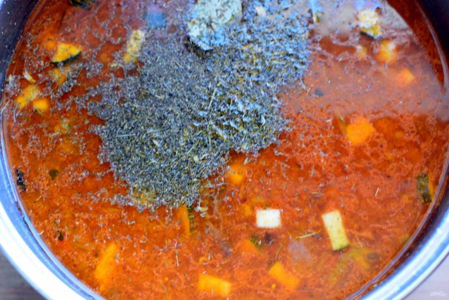 Выложите в суп содержимое сковороды и проварите пару минут. Скорректируйте суп на соль, добавьте свежемолотый черный перец, лавровый лист, укроп и тимьян. Плотно накройте крышкой, снимите суп с огня и дайте настояться минут 20.
