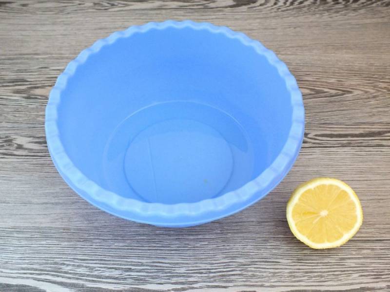 В чашу перелейте воду, туда же выдавите сок лимона.