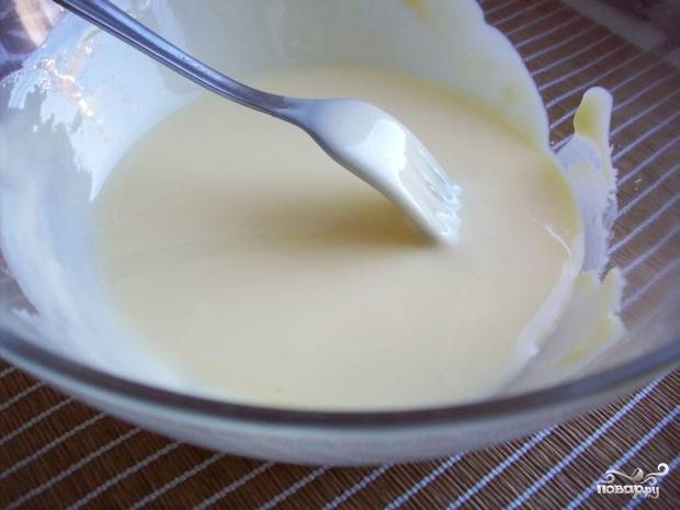 2. Соедините мягкое сливочное масло и сгущенное молоко. Размешивайте недолго. 