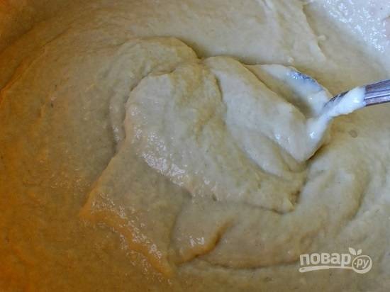 Затем добавляем оставшееся молоко, сахар, соль, ванильный сахар и яйцо. Перемешиваем все ложкой до однородности. Накрываем салфеткой и ставим тесто в теплое место минут на 40.
