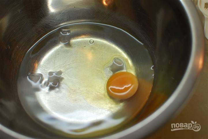 3. В небольшую мисочку влейте ледяную воду и вбейте яйцо. Взбейте немного. 