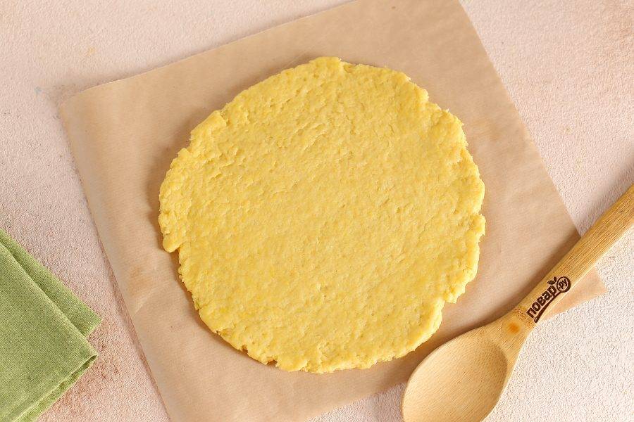Раскатайте тесто в пласт толщиной 5-7 мм.