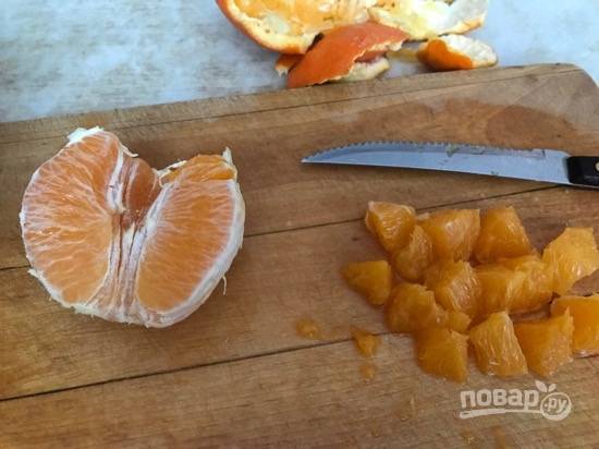 4. Очистите апельсин от кожуры и удалите мембраны между дольками. Нарежьте мякоть крупными кубиками.