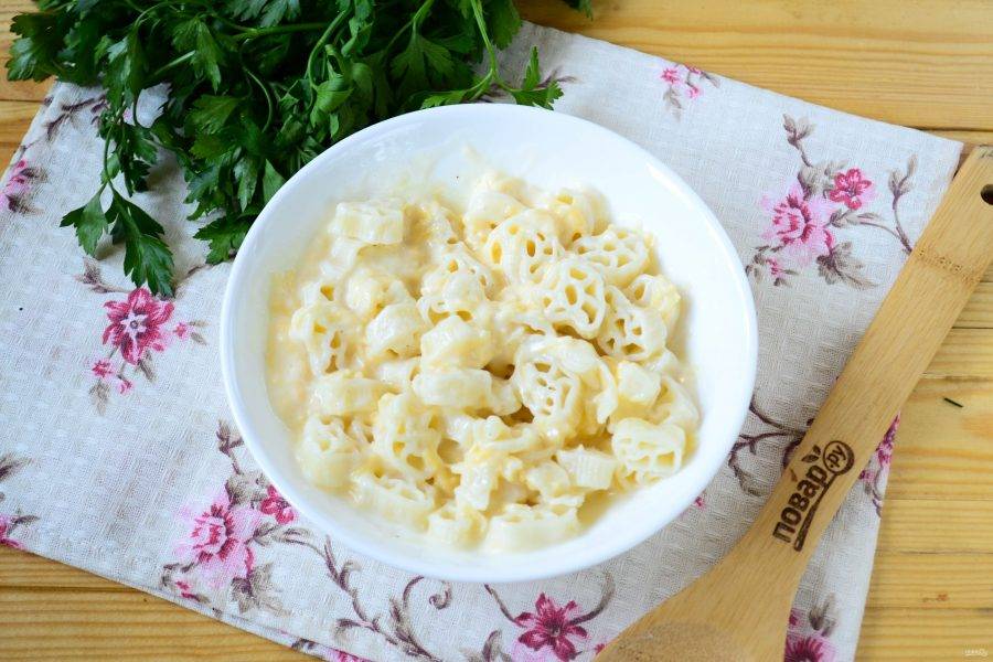 Смешайте сырную массу с отваренными макаронами и перемешайте, чтобы макароны максимально равномерно были смазаны смесью соуса "Бешамель" и сыра.