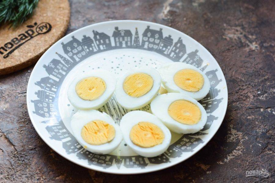 Очистите яйца, разрежьте пополам, удалите желтки.