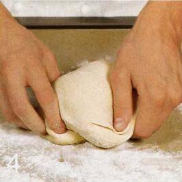 Тесто: В муку бросить 1 шепотку соли, добавить сало (топленое) и пару яиц. Замесить тесто. Замешивая, добавьте молока.