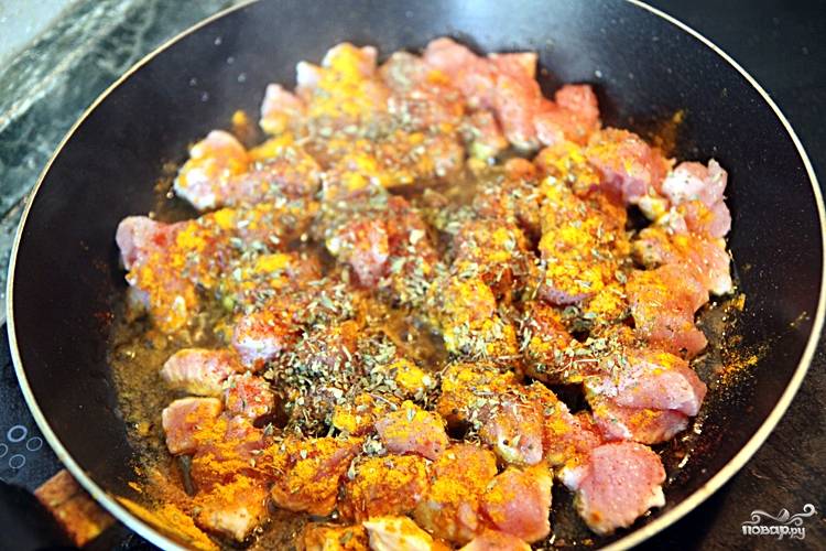 Нарежьте филе индейки маленькими кусочками. В сковороду налейте растительное масло, выложите индейку. Добавьте все специи, тушите индейку в специях до полной готовности.