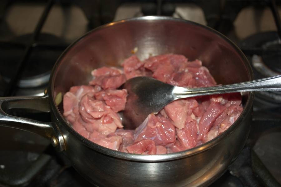 Добавьте подготовленное мясо. Перемешайте. Жарьте без крышки 10 минут.