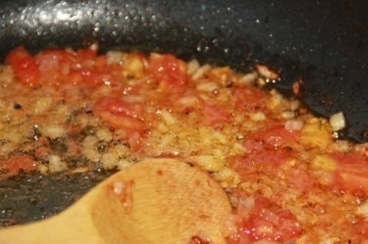 Добавьте соль и перец по вкусу и доведите до кипения. Затем добавьте потертые плавленые сырки и молоко. Получившийся томатный соус готовьте 10 минут. Затем отставьте с плиты и удалите укроп. 