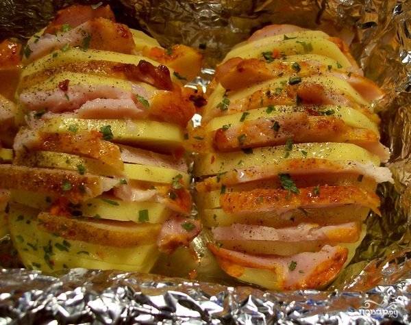 Как запечь картошку со свиной грудинкой в духовке: рецепт с фото