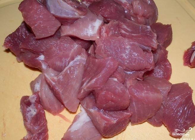 Мясо избавляем от пленок, если такие есть, и режем на кусочки чуть меньшего размера, чем на обычный шашлык, все-таки шпажка это не шампур, а духовка — не угли. 