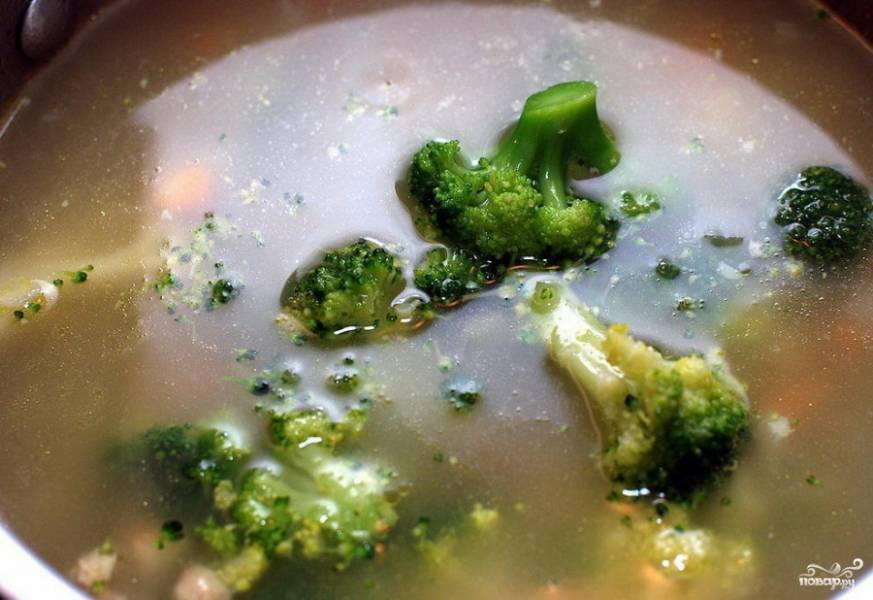 В кастрюлю с супом добавить брокколи. Как закипит проварить 5 минут. Добавить соль и перец по вкусу. Выключить и дать настояться еще 10 минут. При подаче посыпать зеленью. Приятного аппетита!