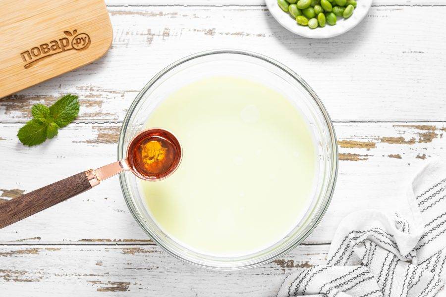 Добавьте в молоко подсластитель по вкусу и ванильный экстракт. Все перемешайте.