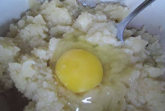 4. Добавляем в самом конце яйца и замешиваем тесто однородной консистенции. Можно воспользоваться миксером или сделать это вручную.