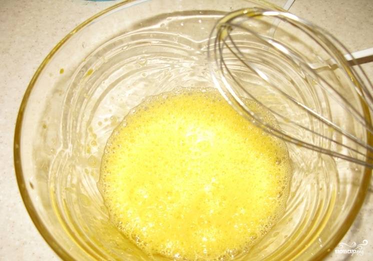4. Яйца взбиваем. Вливаем в свекольно-манную массу, молим, перчим по вкусу и снова тщательно перемешиваем.