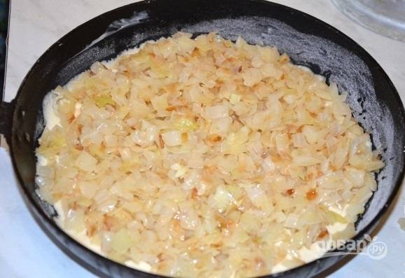 6.	Форму для запекания или сковороду смазываю сливочным маслом, вливаю немного больше половины теста и выкладываю приготовленную капустную начинку.