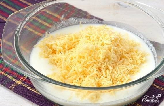 2. Сахар и соль растворите в кефире, добавьте к ним натертый сыр, перемешайте до однородного его распределения.