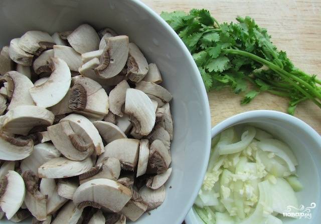 Нарежьте грибы, мелко нарубите лук.