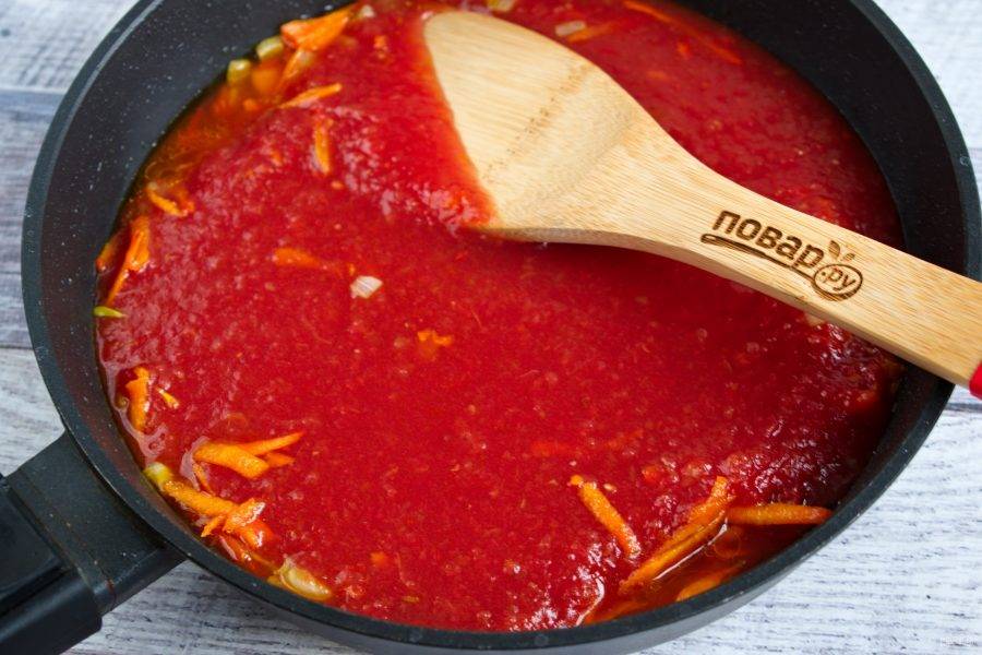 Влейте томатное пюре, готовьте на среднем огне в течение 5 минут.