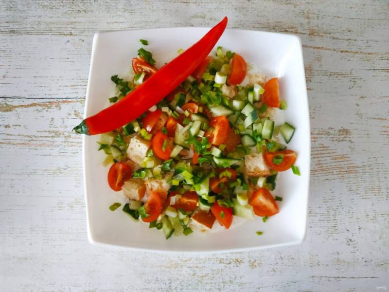 Выложите овощи поверх лепешки, посолите и поперчите. Посыпьте сверху зеленью и подавайте к столу.