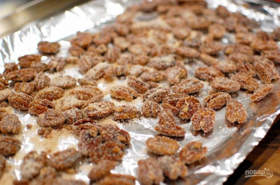 6.	Разложите орехи в один слой на подносе или на листе фольги, пергамента. Оставьте на время, чтобы орехи остыли и смесь закрепилась.