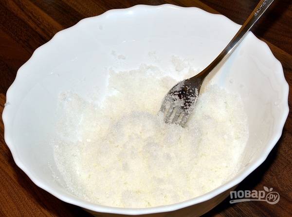 1. Сливочное масло растопите и соедините с сахаром. Разотрите до однородности. 
