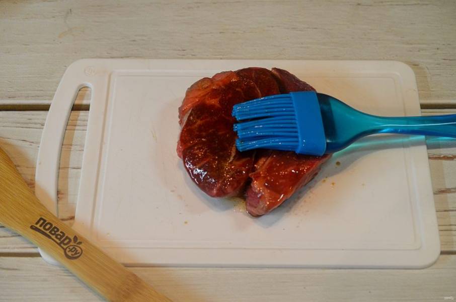 3. Хорошо смажьте мясо маринадом.