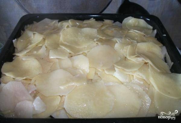 7. На смазанный противень уложить картофель, посолить и смазать растительным маслом.