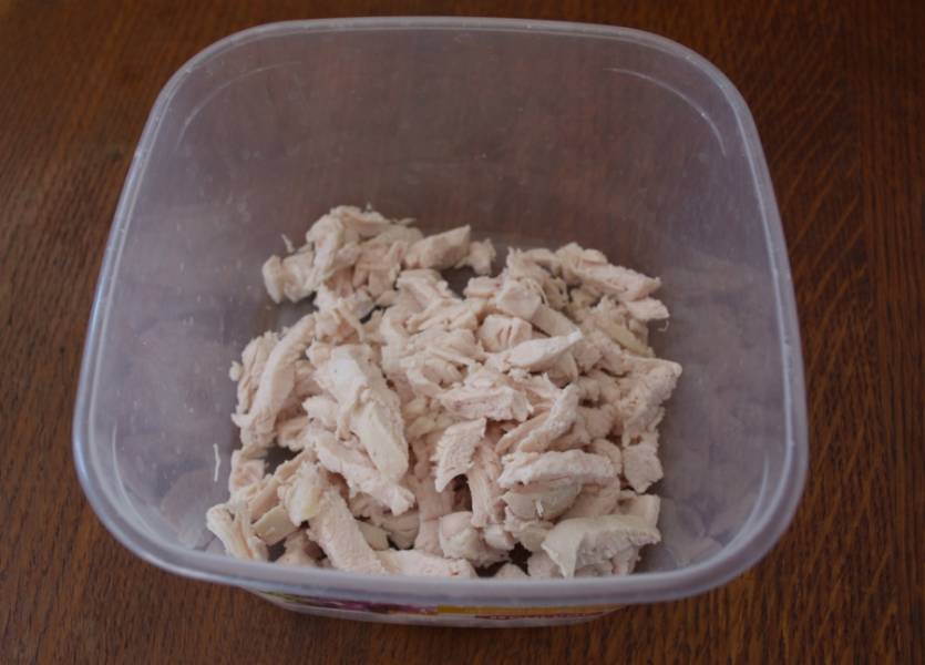 Отварное куриное мясо (филе или мясо с ножек) нарезать соломкой.
