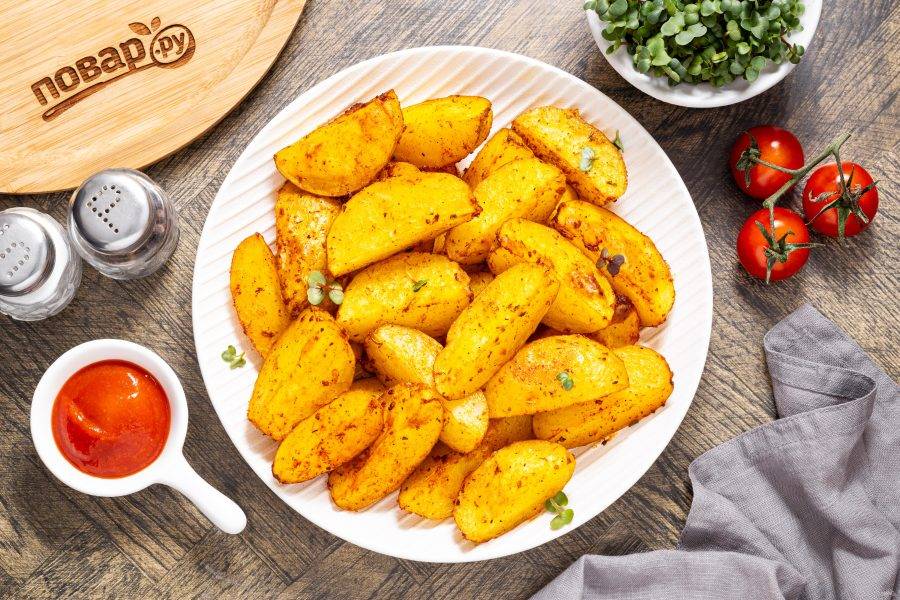 Картофель дольками в духовке готов, приятного вам аппетита!