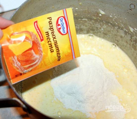 В емкости взбейте яйца с сахаром добела, добавьте муку и разрыхлитель. Готовое тесто вылейте в смазанную маслом разъемную форму. Выпекайте при температуре 180 градусов 10-15 минут. 