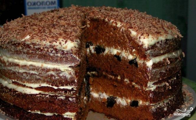Шоколадный торт с черносливом и орехами
