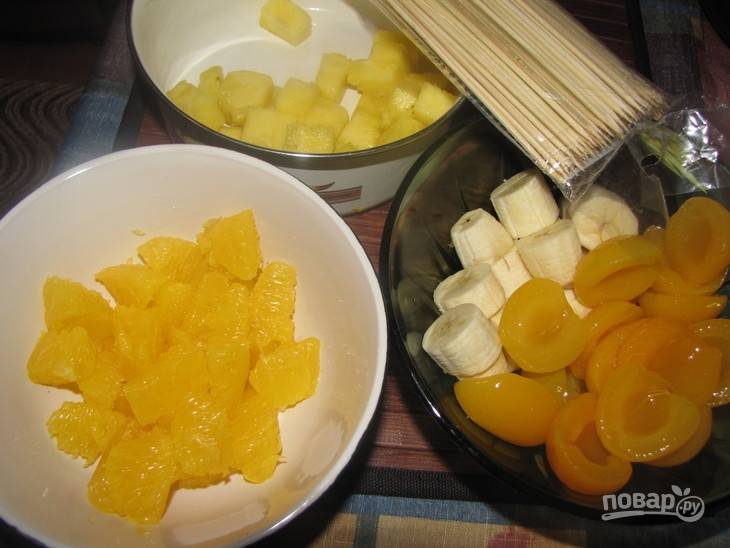 Подготовьте все фрукты. Промойте их, очистите и нарежьте равными средними кусочками.