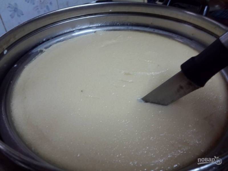5. В сковороду с сиропом вылейте молочную смесь, готовьте на медленном огне около часа, пока сырный флан не схватится.