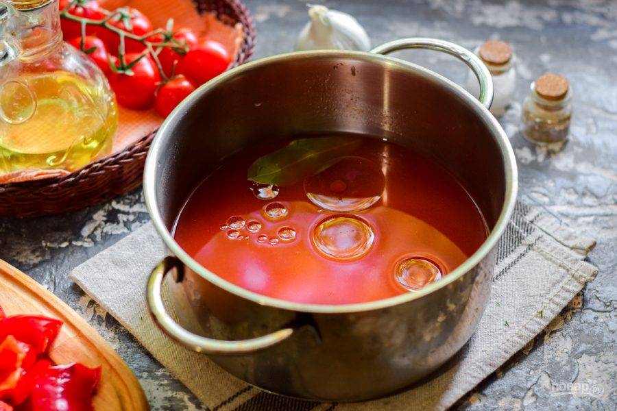 Томатный соус перелейте в кастрюлю, добавьте ложку масла, по желанию бросьте лист лавра.