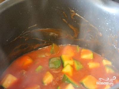 5. Доводим соус до кипения и добавляем уксус, все тщательно перемешиваем, чтобы растворились соль и сахар. В кипящую кастрюлю всыпаем порезанные кабачки и после закипания варим полчаса. 