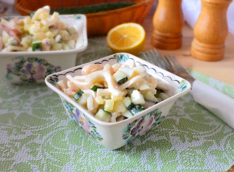 Рецепт: Салат из кальмаров - с ананасами