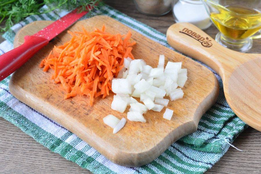 Нарежьте кубиками лук, а морковку натрите на терке.