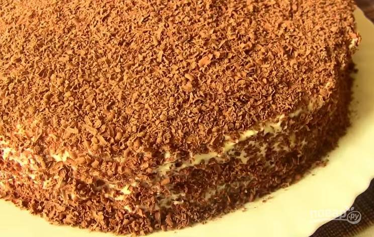 8. Украсьте торт тертым шоколадом, дайте пропитаться и подавайте десерт на стол!