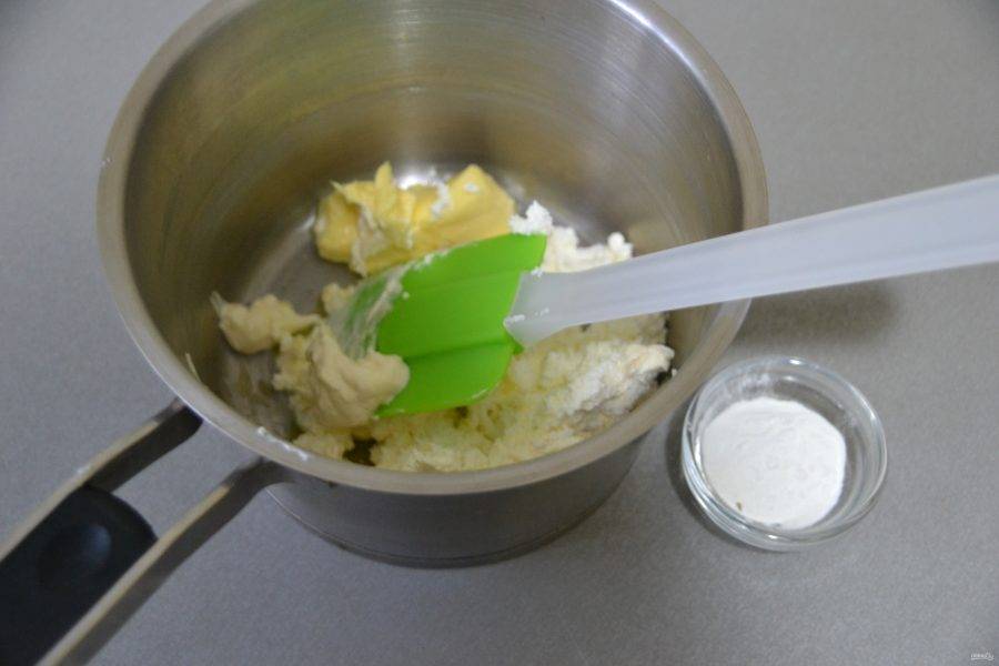 Растопите 2 ст. ложки сливочного масла, добавьте крем-фреш (или сливочный сыр) и кукурузный крахмал.