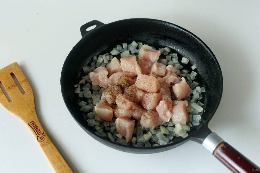 Добавьте нарезанное кубиками куриное филе, соль и молотый перец по вкусу.