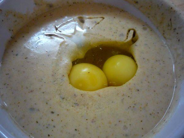 Когда соус немного остынет, разбиваем в него два яйца и еще раз хорошенько все перемешиваем до однородного состояния. 