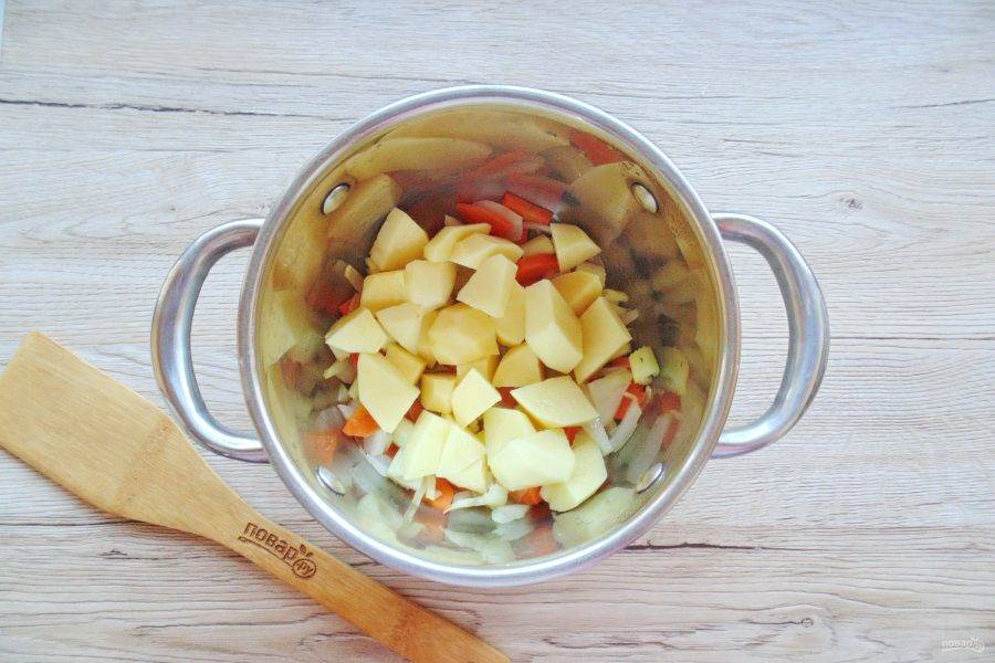 Очистите и вымойте картофель. Нарежьте его, как на суп и добавьте в кастрюлю.