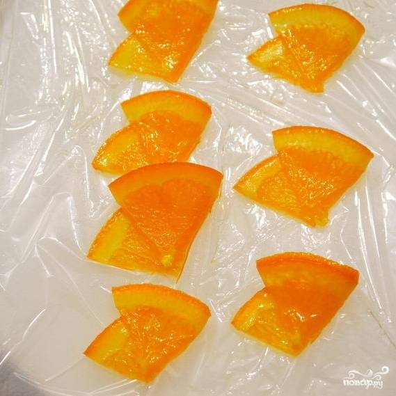 Нарезаем апельсин, как вам больше нравится.